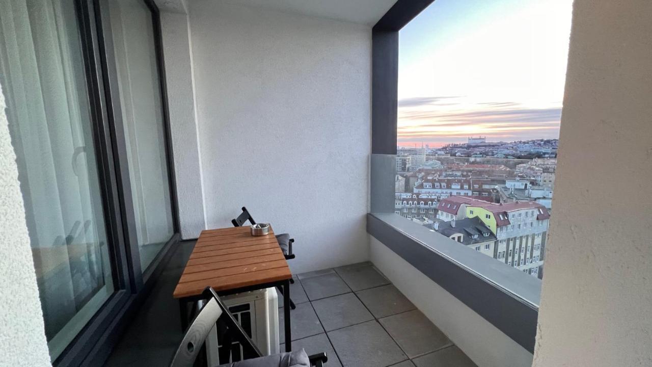 2 Room Apartment, With A View Of The Castle براتسيلافا المظهر الخارجي الصورة
