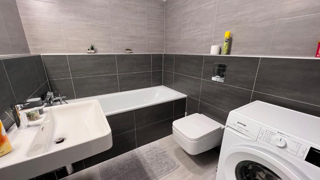 2 Room Apartment, With A View Of The Castle براتسيلافا المظهر الخارجي الصورة